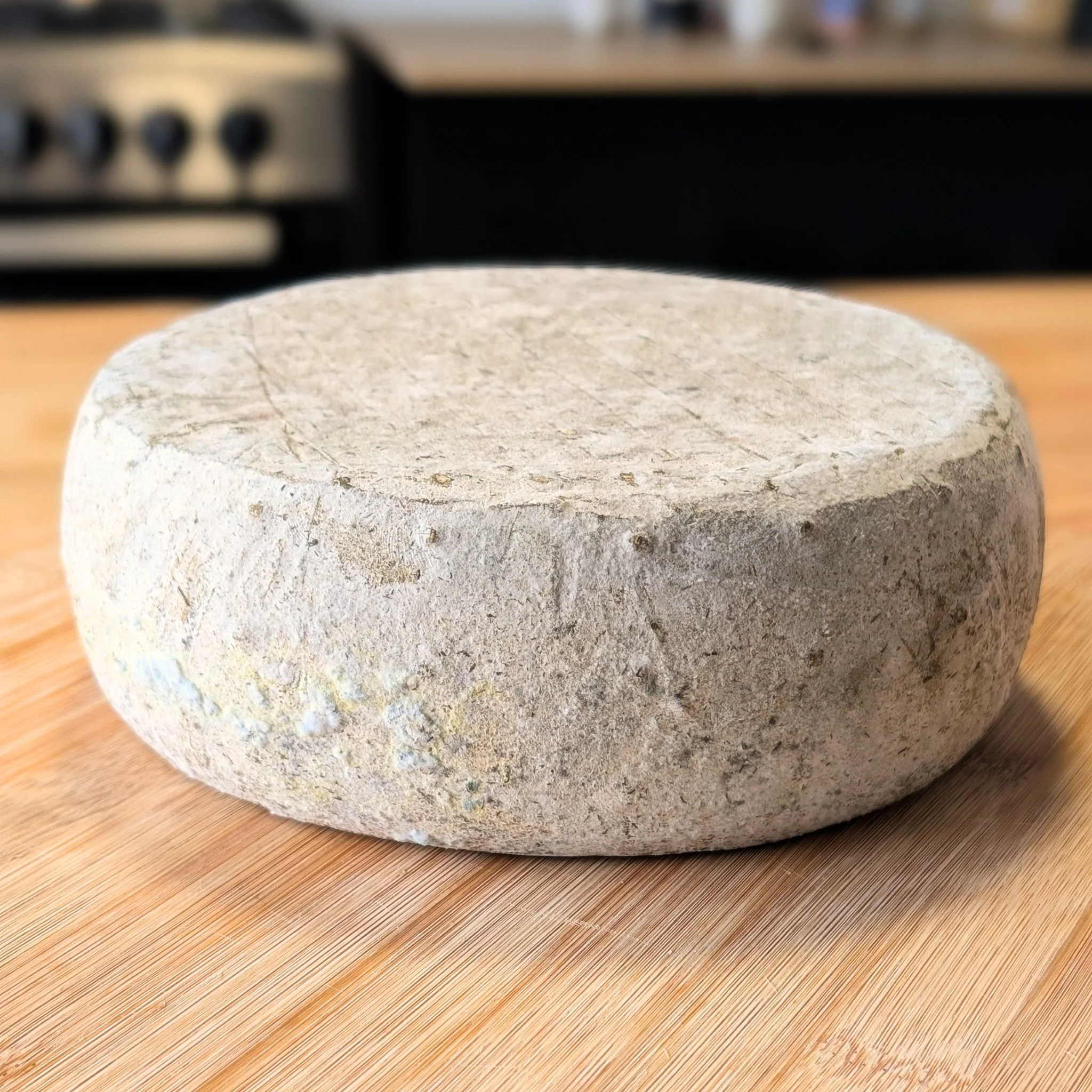 🧀 Tomme de chèvre fermière – Ferme de la Bouzule 🇫🇷 - Image 2