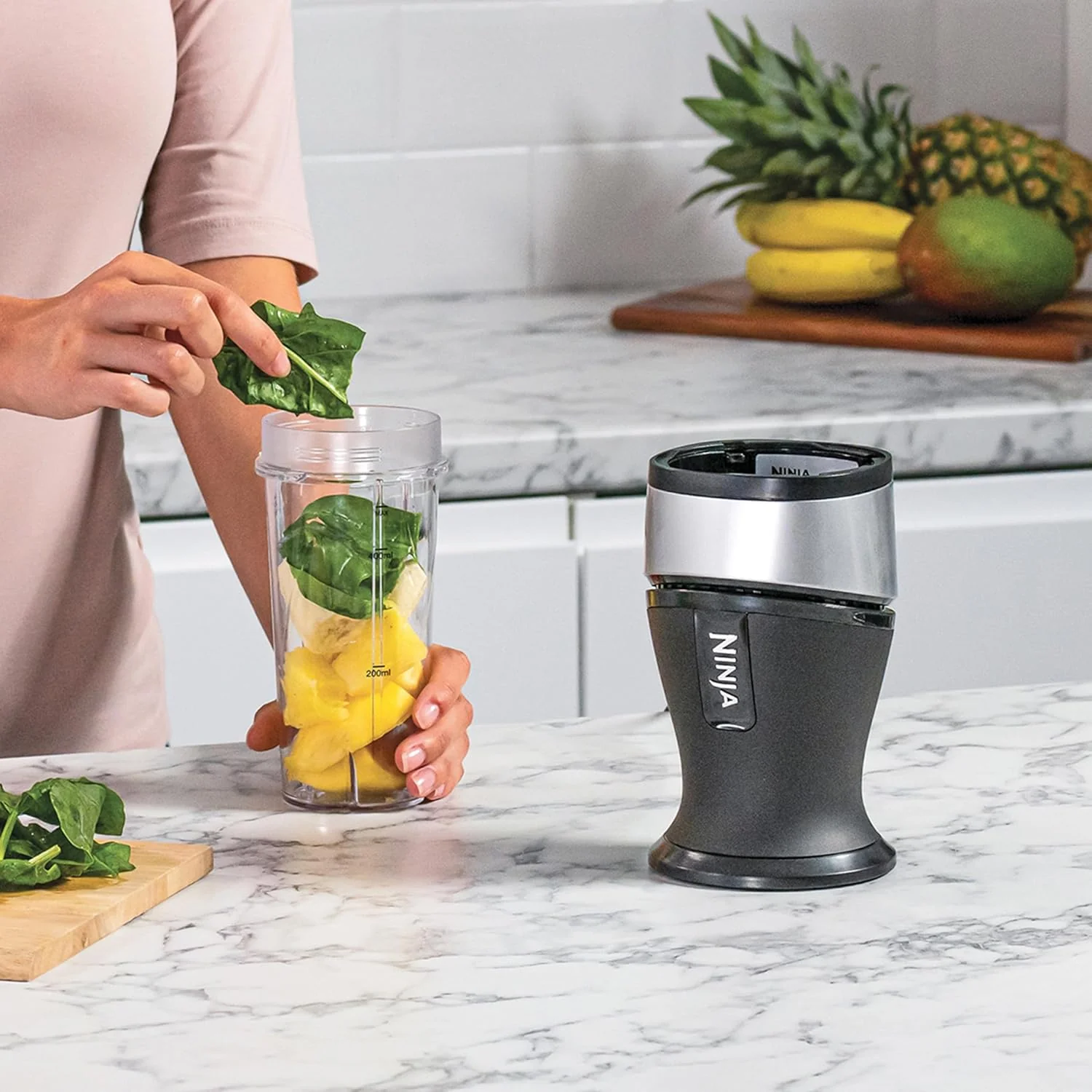 Ninja 700W Mixeur Slim et Smoothie Maker, 2x 470ml gobelets avec couvercles à bec, mixeur personnel, écrase la glace et les fruits congelés, argent/noir QB3001EUS - Image 2