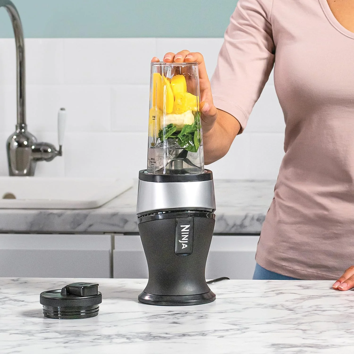 Ninja 700W Mixeur Slim et Smoothie Maker, 2x 470ml gobelets avec couvercles à bec, mixeur personnel, écrase la glace et les fruits congelés, argent/noir QB3001EUS - Image 3