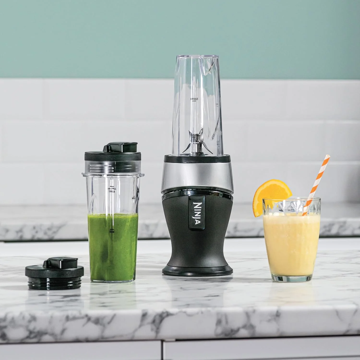 Ninja 700W Mixeur Slim et Smoothie Maker, 2x 470ml gobelets avec couvercles à bec, mixeur personnel, écrase la glace et les fruits congelés, argent/noir QB3001EUS - Image 4