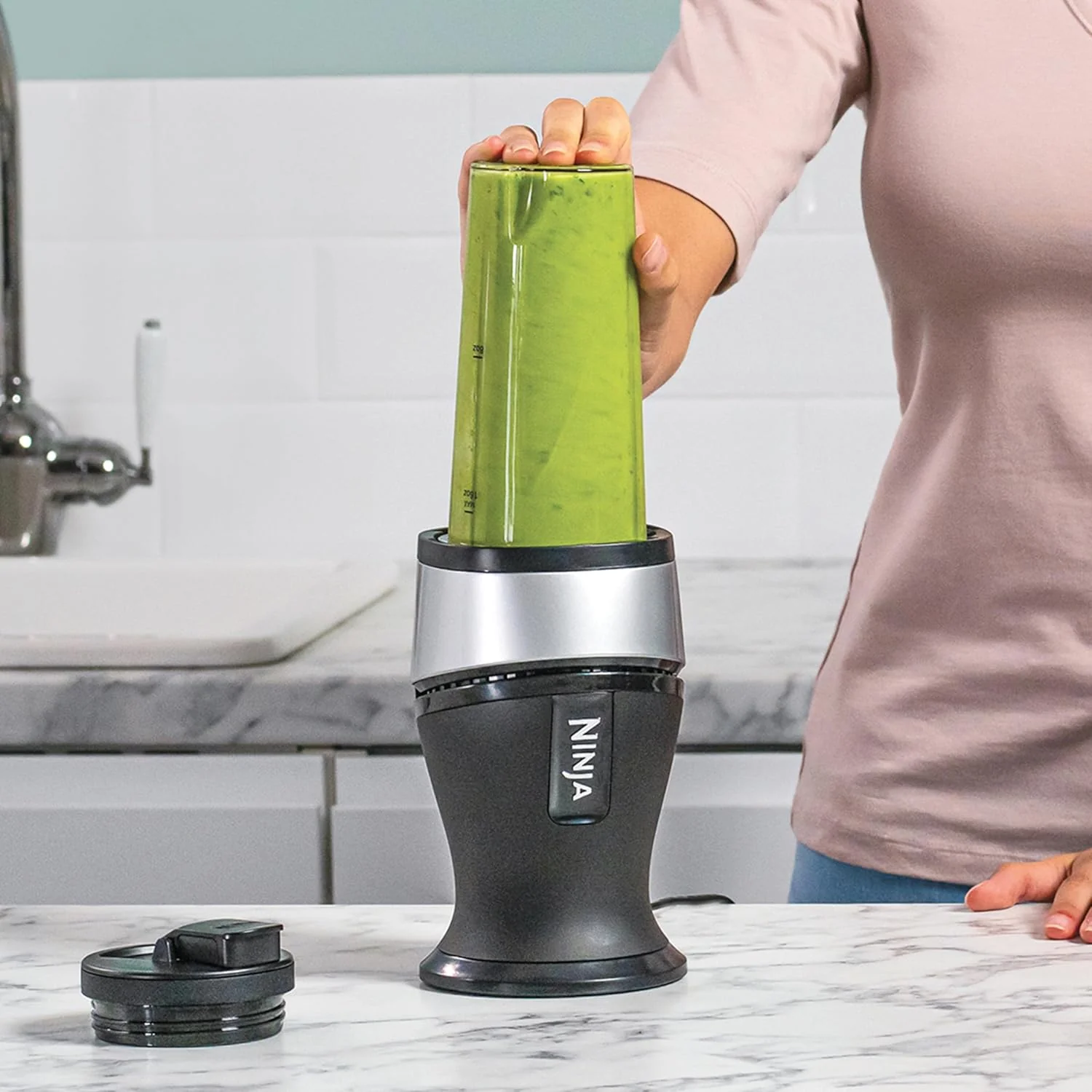 Ninja 700W Mixeur Slim et Smoothie Maker, 2x 470ml gobelets avec couvercles à bec, mixeur personnel, écrase la glace et les fruits congelés, argent/noir QB3001EUS - Image 5