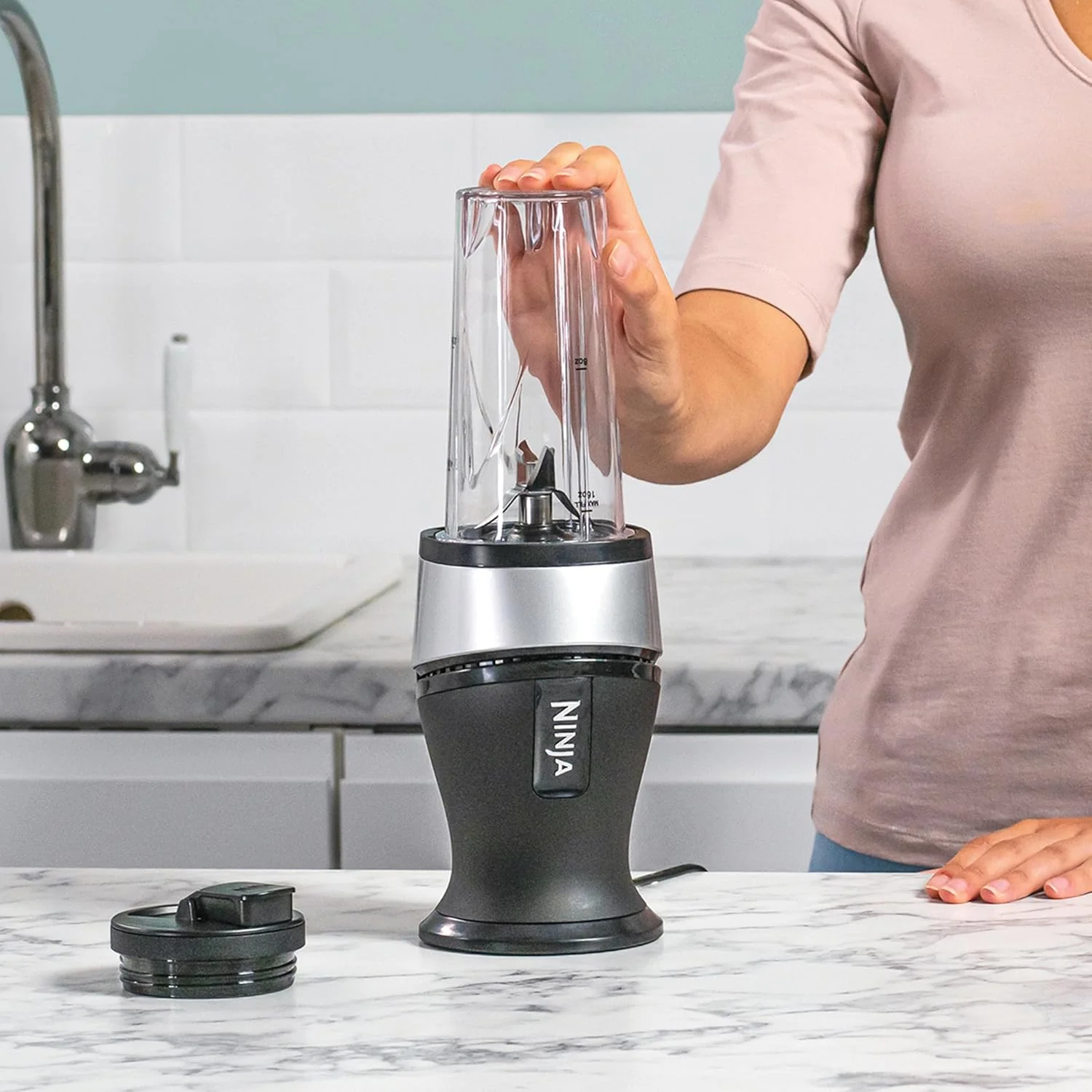 Ninja 700W Mixeur Slim et Smoothie Maker, 2x 470ml gobelets avec couvercles à bec, mixeur personnel, écrase la glace et les fruits congelés, argent/noir QB3001EUS - Image 7