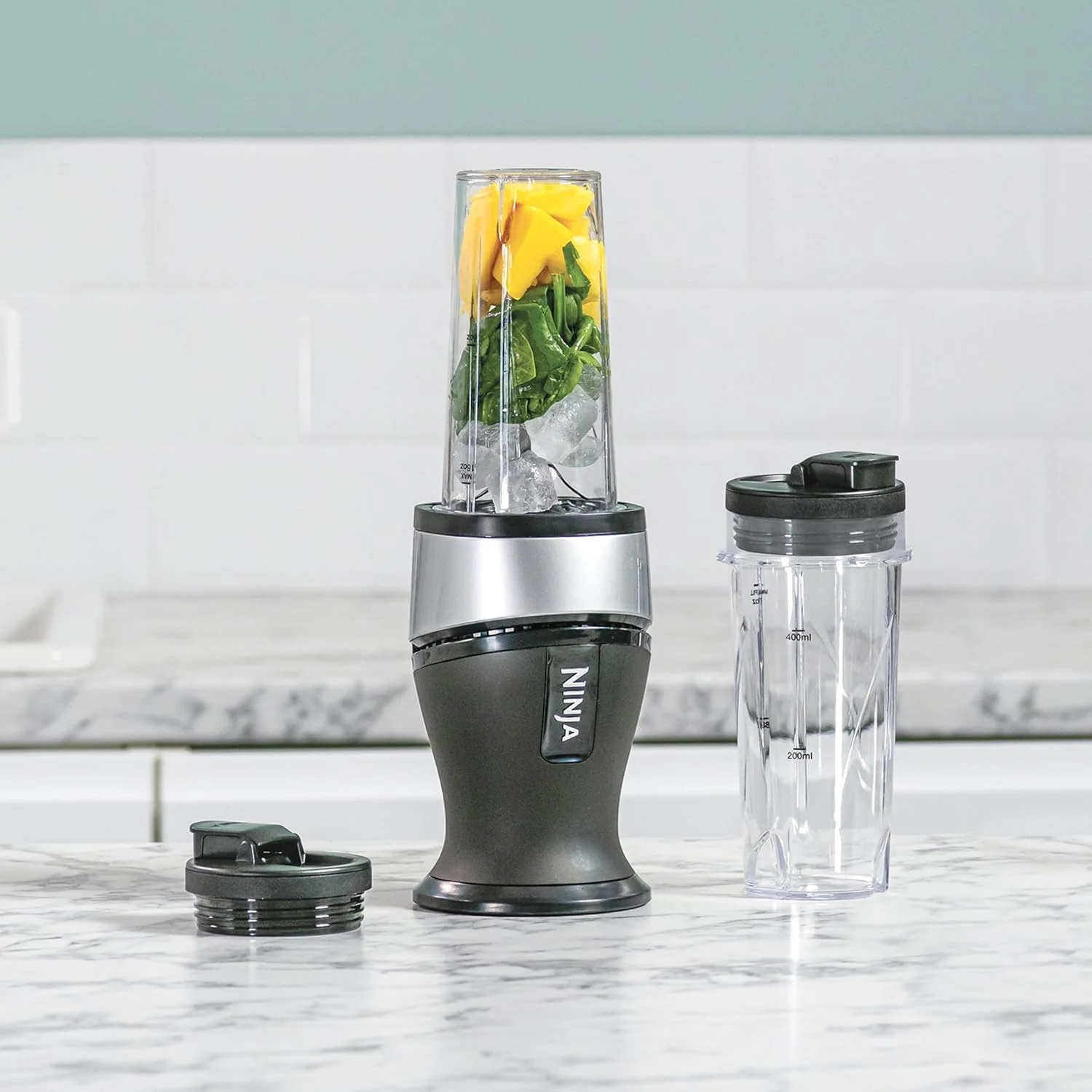 Ninja 700W Mixeur Slim et Smoothie Maker, 2x 470ml gobelets avec couvercles à bec, mixeur personnel, écrase la glace et les fruits congelés, argent/noir QB3001EUS - Image 8