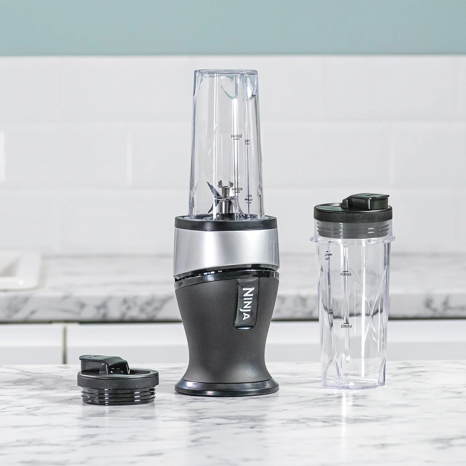 Ninja 700W Mixeur Slim et Smoothie Maker, 2x 470ml gobelets avec couvercles à bec, mixeur personnel, écrase la glace et les fruits congelés, argent/noir QB3001EUS - Image 9
