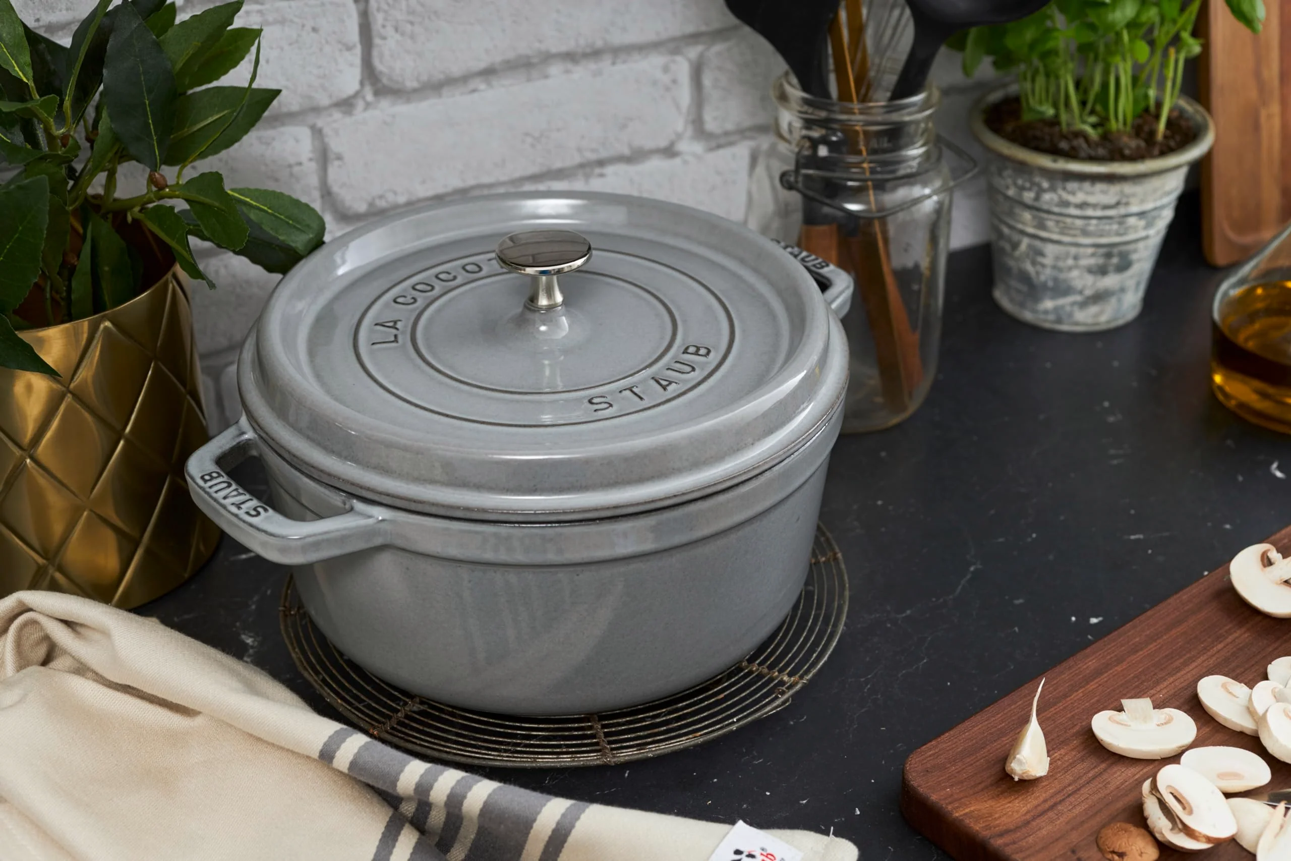 Cocotte Ronde STAUB 28 cm – Fonte Émaillée « Cerise » 6,7 L - Image 65