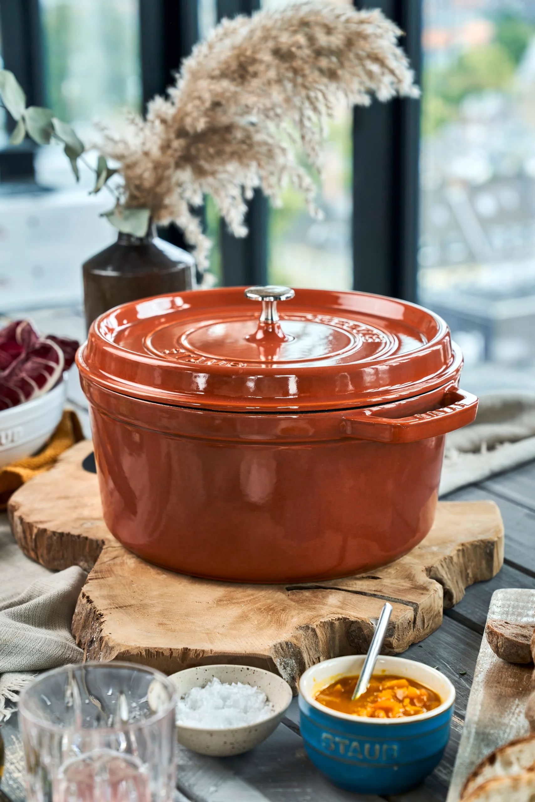 Cocotte Ronde STAUB 28 cm – Fonte Émaillée « Cerise » 6,7 L - Image 76