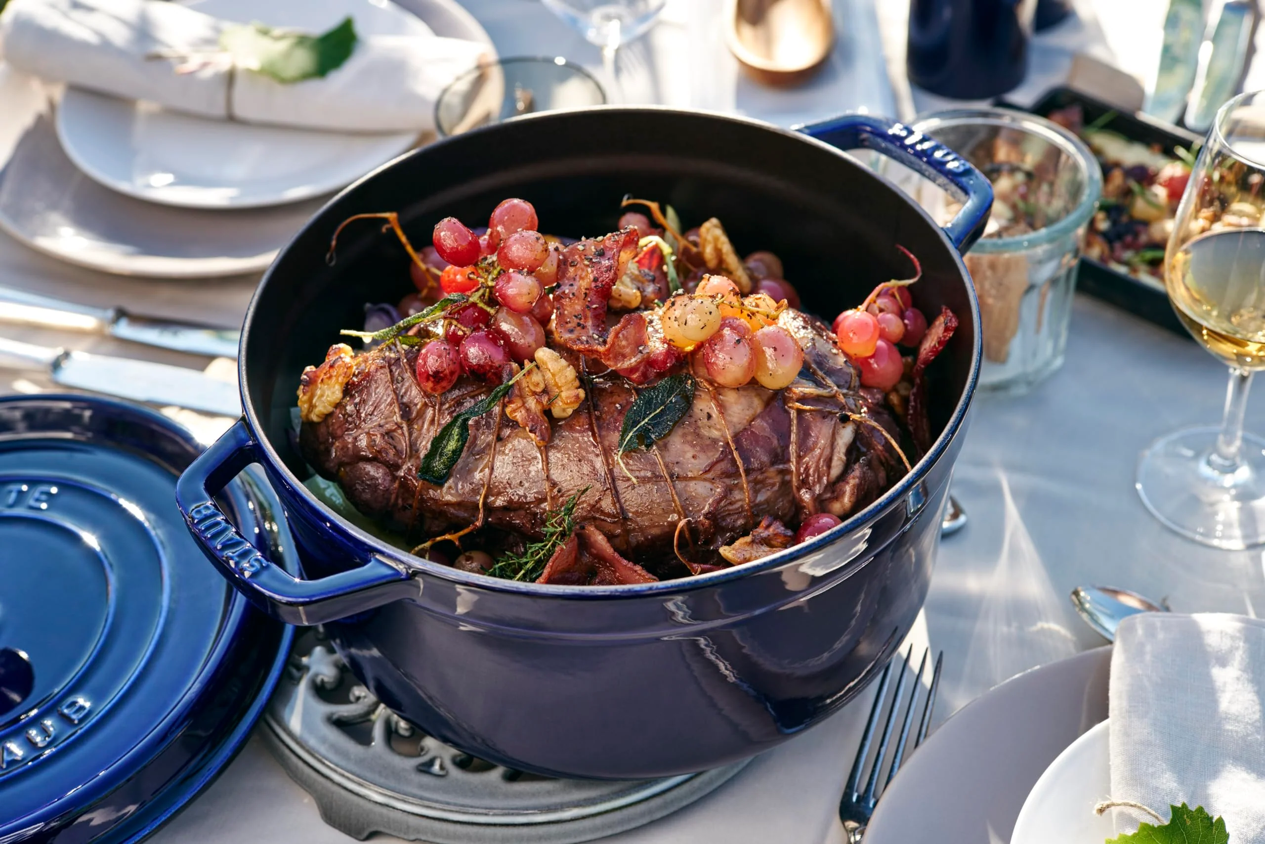 Cocotte Ronde STAUB 28 cm – Fonte Émaillée « Cerise » 6,7 L - Image 80