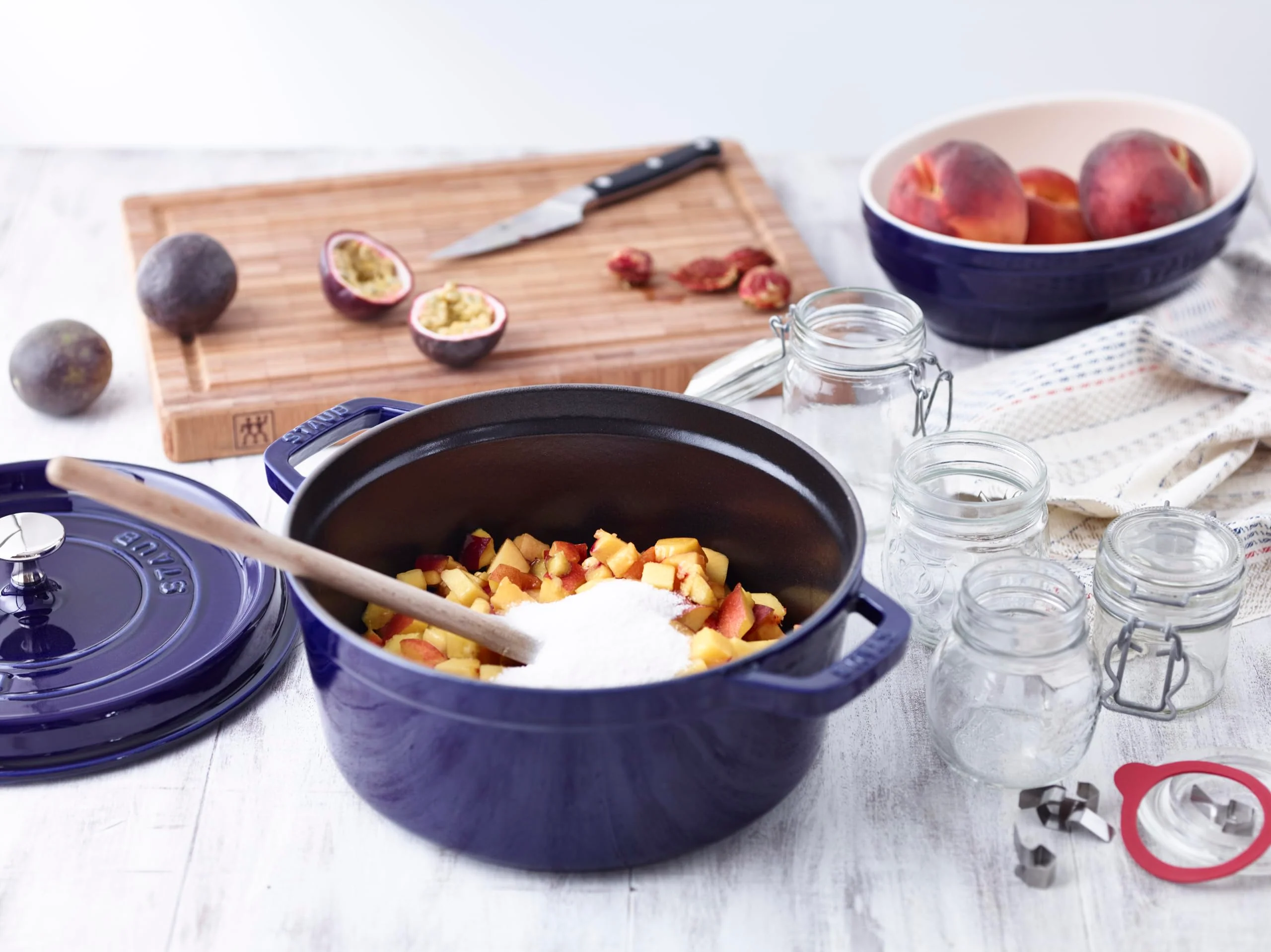 Cocotte Ronde STAUB 28 cm – Fonte Émaillée « Cerise » 6,7 L - Image 81