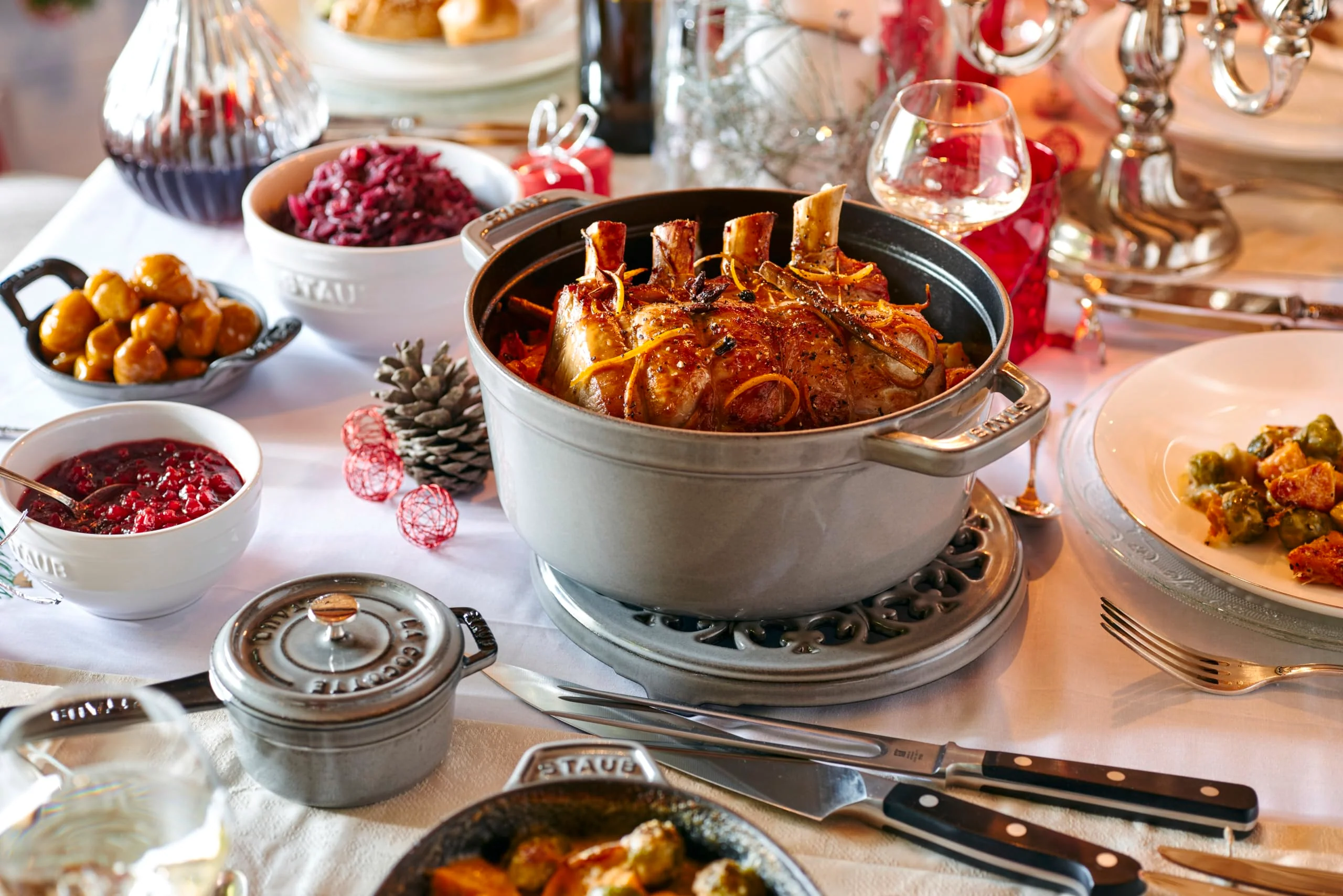 Cocotte Ronde STAUB 28 cm – Fonte Émaillée « Cerise » 6,7 L - Image 86