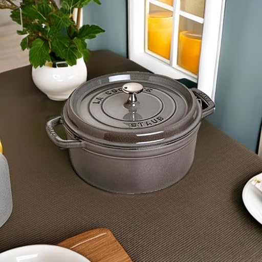 Cocotte Ronde STAUB 28 cm – Fonte Émaillée « Cerise » 6,7 L - Image 90