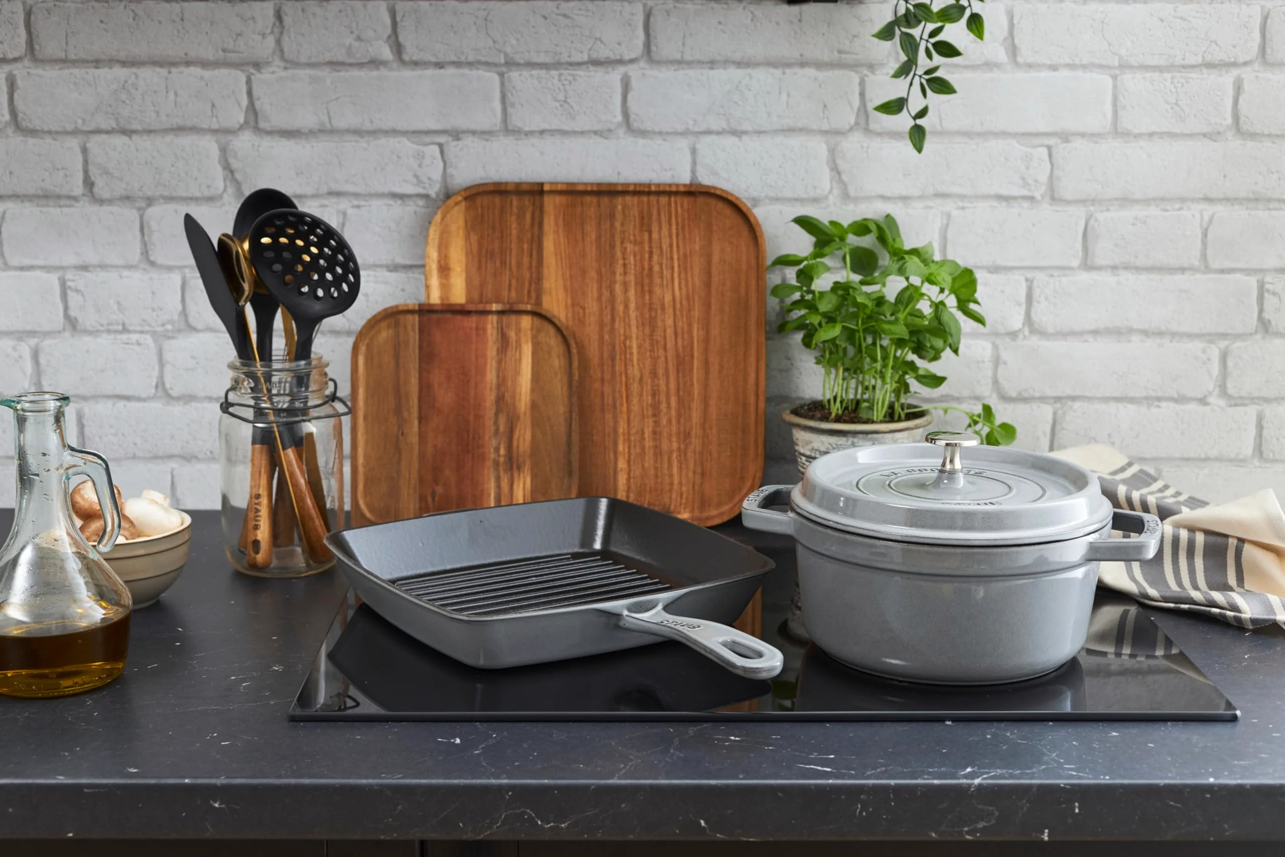 Cocotte Ronde STAUB 28 cm – Fonte Émaillée « Cerise » 6,7 L - Image 93