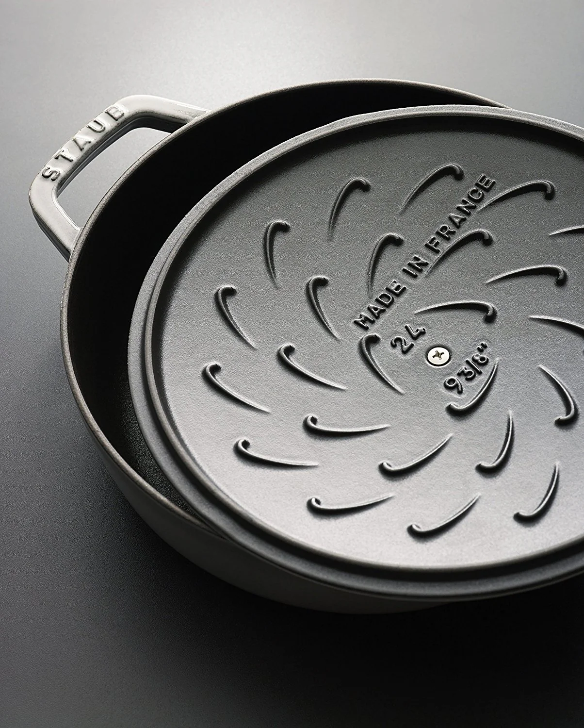 Sauteuse STAUB Chistera 28 cm – Fonte Émaillée « Cerise » 3,7 L - Image 30