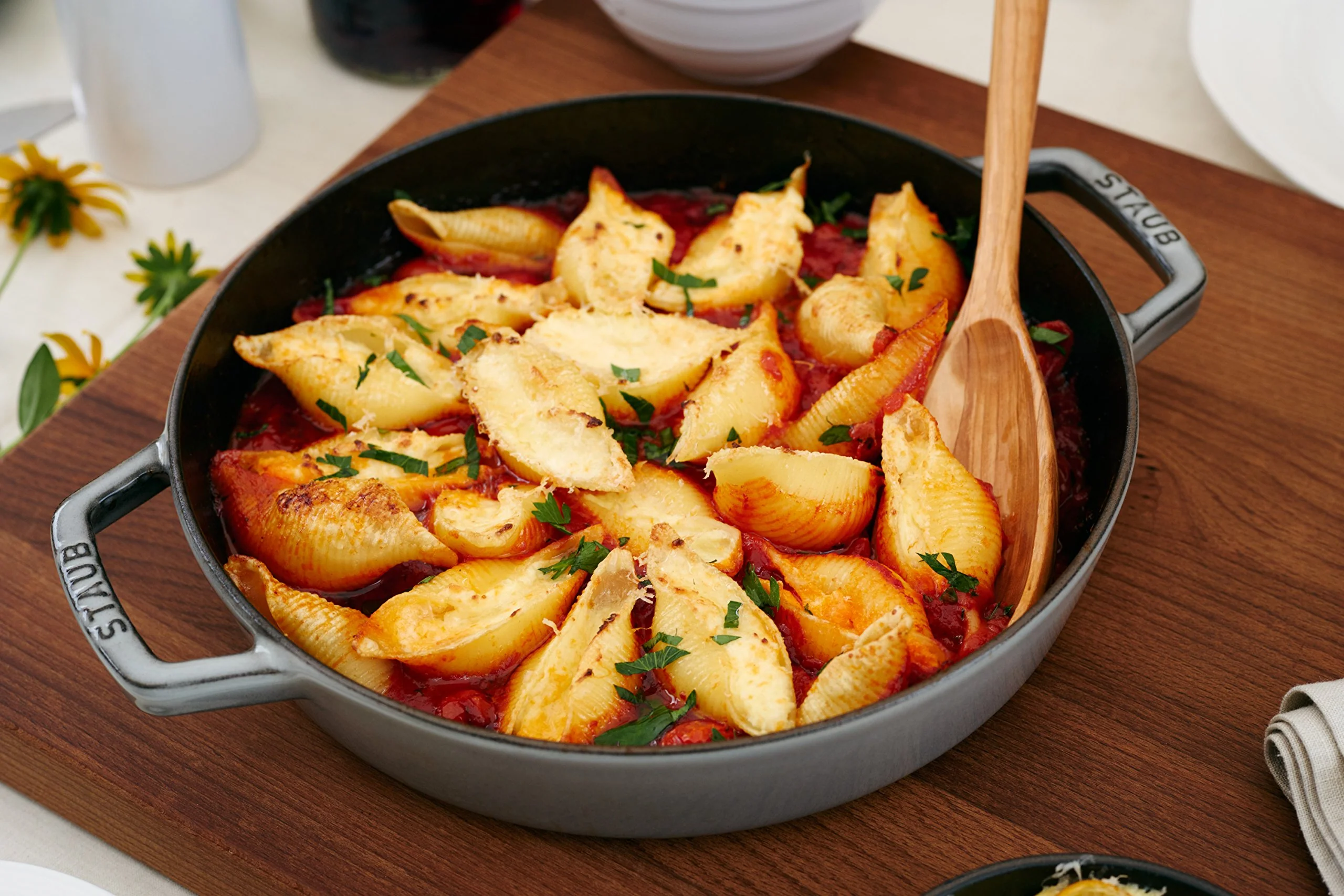 Sauteuse STAUB Chistera 28 cm – Fonte Émaillée « Cerise » 3,7 L - Image 38