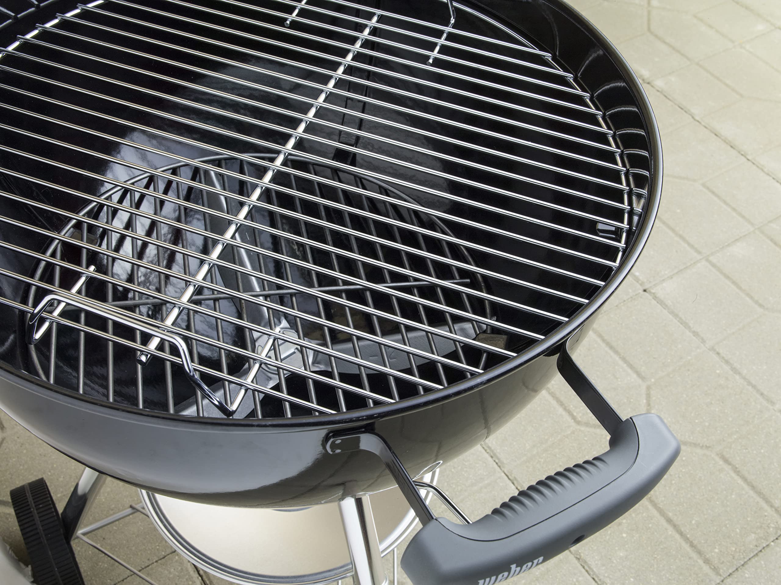 Weber Classic Kettle barbecue au charbon de bois, surface de cuisson Ø 57cm, barbecue avec couvercle et cuve en acier emaillé, thermomètre intégré au couvercle, trépied et roues - Noir (1341504) - Image 4