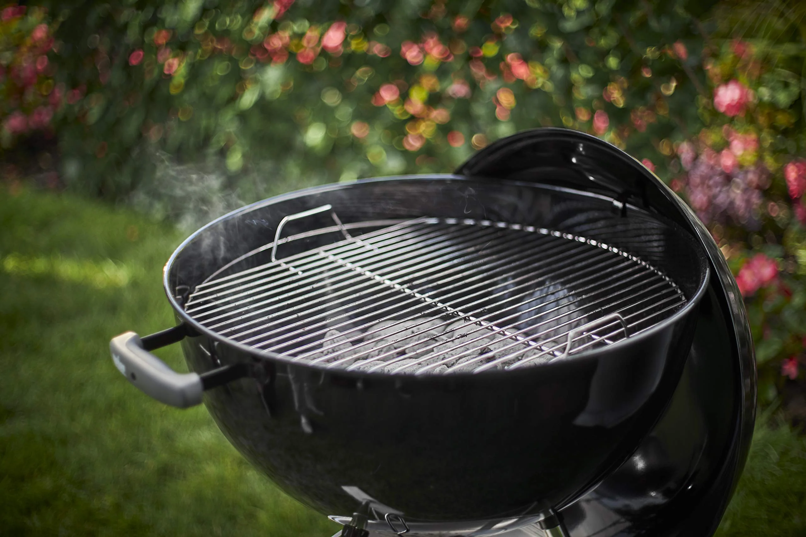 Weber Classic Kettle barbecue au charbon de bois, surface de cuisson Ø 57cm, barbecue avec couvercle et cuve en acier emaillé, thermomètre intégré au couvercle, trépied et roues - Noir (1341504) - Image 7