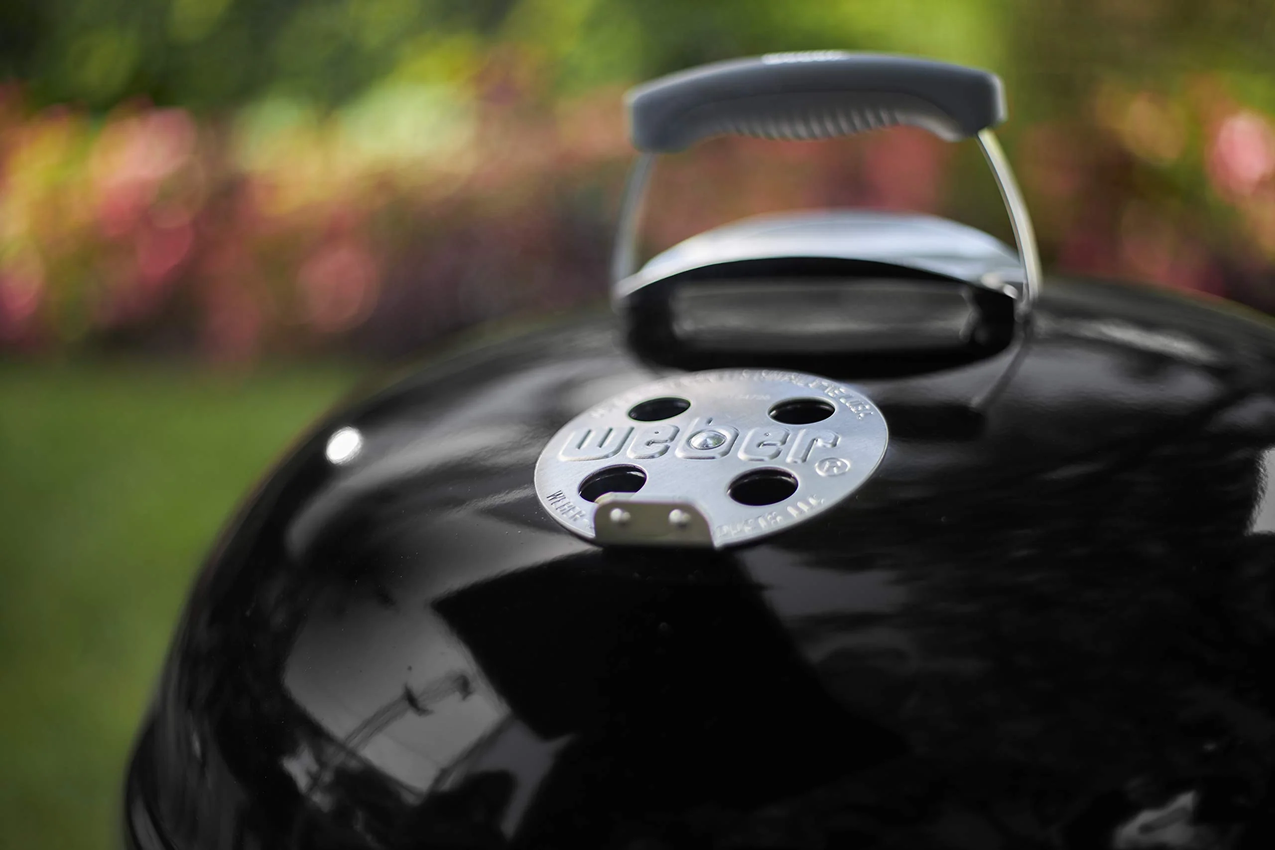 Weber Classic Kettle barbecue au charbon de bois, surface de cuisson Ø 57cm, barbecue avec couvercle et cuve en acier emaillé, thermomètre intégré au couvercle, trépied et roues - Noir (1341504) - Image 9